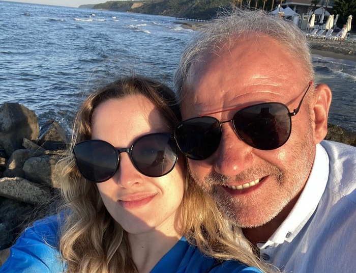 Jacek Protasiewicz ma dziś urodziny. Romansuje z młodą partnerką od rana