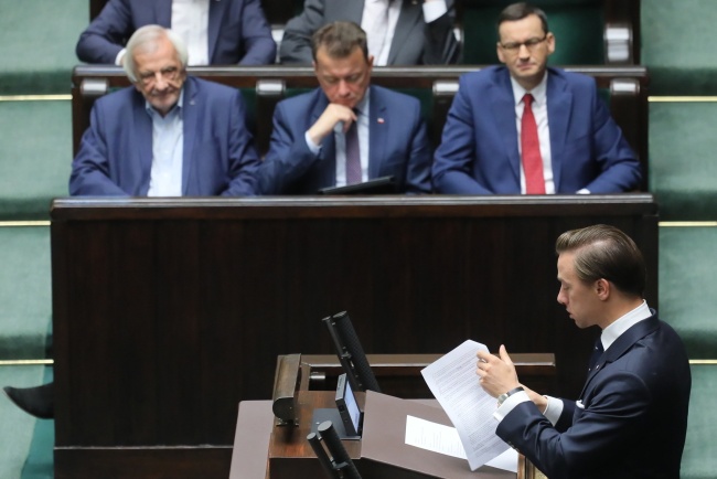 Poseł Konfederacji Krzysztof Bosak (P) przemawia na sali obrad Sejmu. Fot. PAP/Paweł Supernak