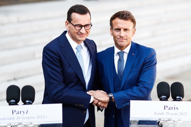 Premier Mateusz Morawiecki gościł u prezydenta Francji Emmanuela Macrona, fot. PAP/EPA/MOHAMMED BADRA