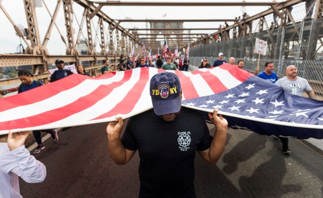 Amerykańscy antyszczepinkowcy na Moście Brooklińskim. Fot. PAP/EPA/JUSTIN LANE