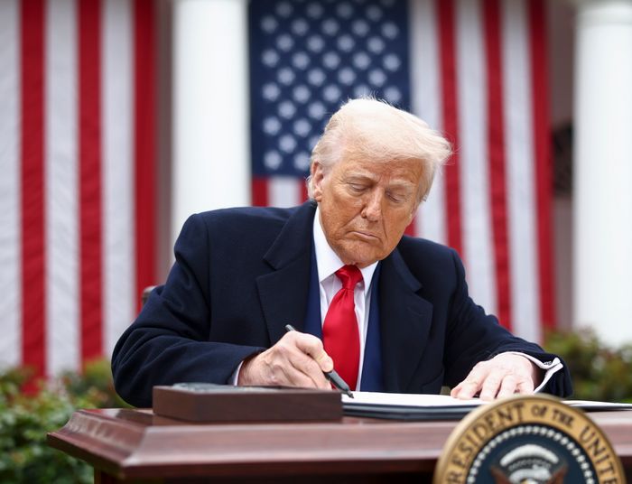 Cła Trumpa wywołały globalne poruszenie. Giełdy toną, świat szykuje odwet