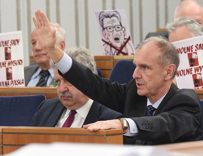 Ustawa ograniczająca handel w niedziele wraca do Sejmu. Ustawy o SN i KRS przyjęte