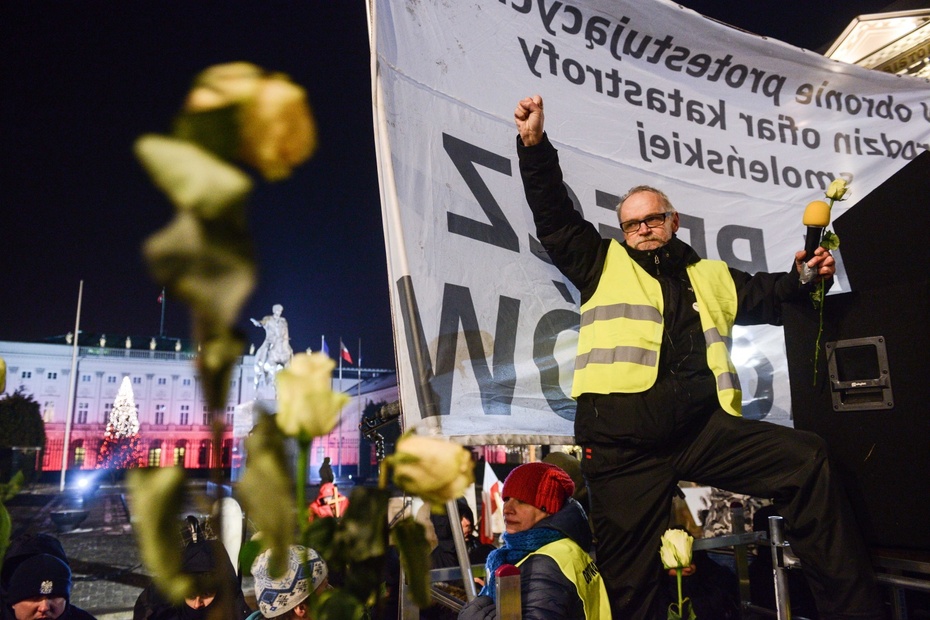 Lider Obywateli RP Paweł Kasprzak (P) podczas kontrmanifestacji przed Pałacem Prezydenckim, fot. PAP/Jakub Kamiński