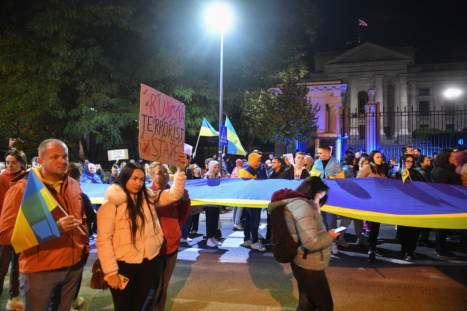 Protest przed ambasadą rosyjską w Warszawie. Źródło: PAP/Radek Pietruszka