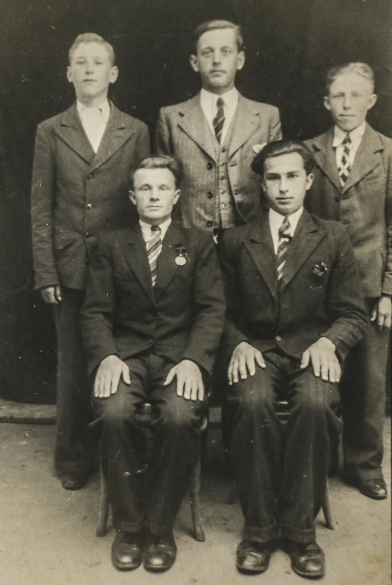 Koledzy z Mielnicy Podolskiej 1939. Górny rząd od lewej - Józef Wojciechowski, Kazimierz Babaruk, Piotr Krudus. Siedzą - NN, Jacic - Sybirak, po zwolnieniu marynarz, zginął w czasie służby na okręcie podwodnym