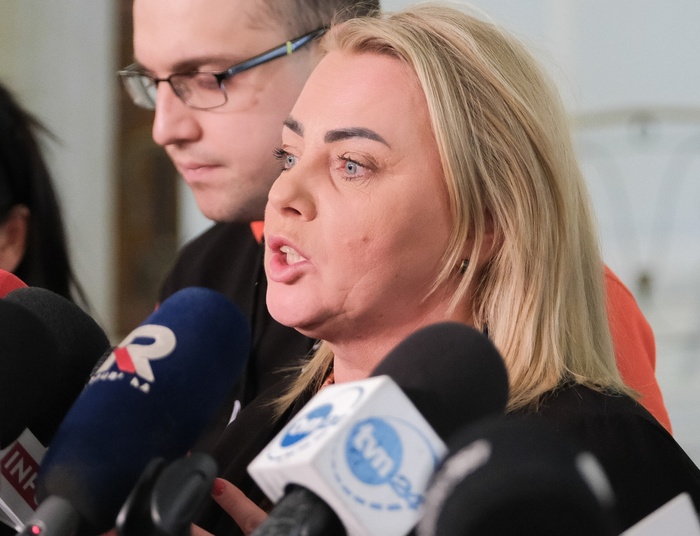 Rzecznik PiS udał się z kwiatami do protestujących w Sejmie. Oberwało mu się