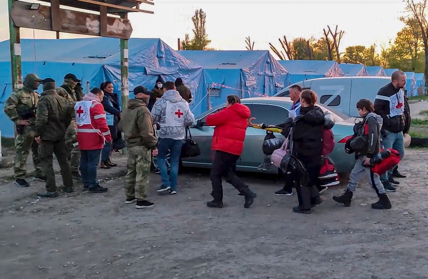 Ewakuacja cywilów z Mariupola. Fot. PAP/EPA