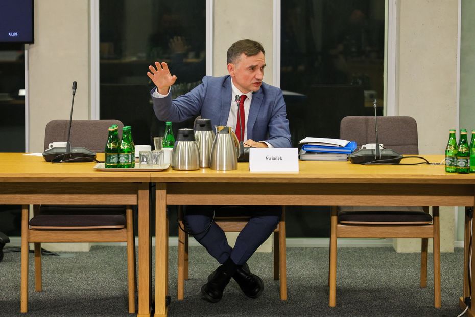 Warszawa, 29.09.2025. Wezwany w charakterze świadka, poseł PiS, były minister sprawiedliwości Zbigniew Ziobro zeznaje przed sejmową Komisją śledczą ds. inwigilacji systemem Pegasus, 29 bm. w Sejmie w Warszawie. (mr) PAP/Paweł Supernak