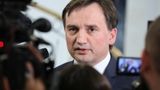 Zbigniew Ziobro odrzuca argumenty KE. Fot. PAP/Tomasz Gzell