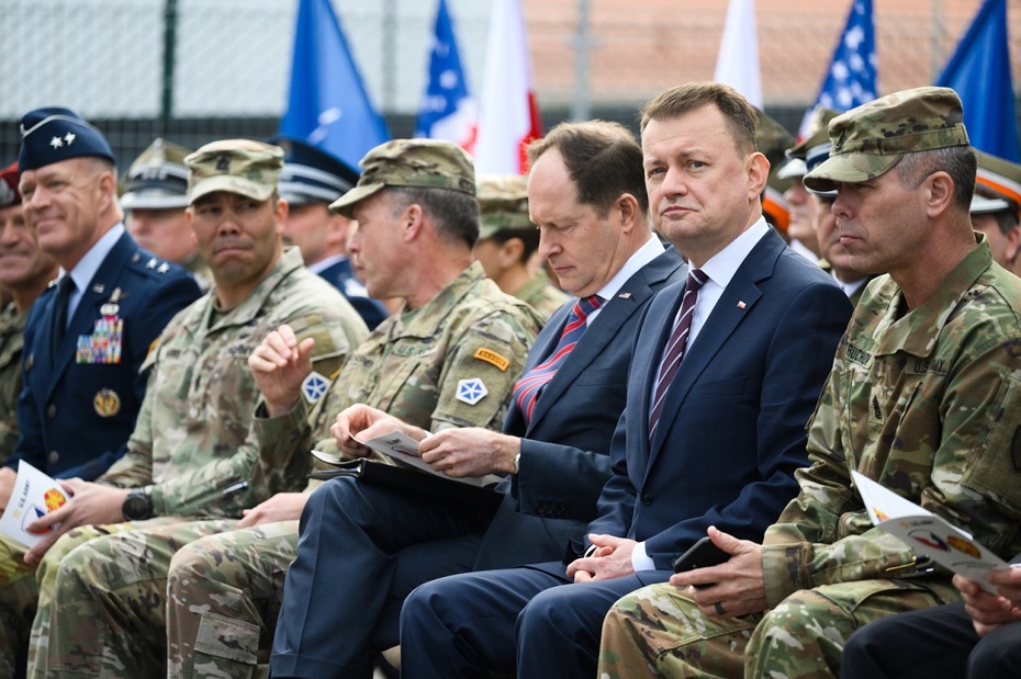 Wicepremier, minister obrony narodowej Mariusz Błaszczak (2P) i ambasador Stanów Zjednoczonych w Polsce Mark Brzezinski (3P). Fot. PAP/Jakub Kaczmarczyk