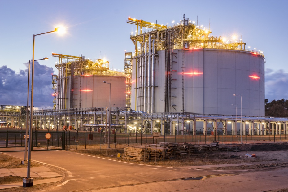 Zbiorniki magazynowe na skroplony gaz w Terminalu LNG w Świnoujściu. Fot. Shutterstock
