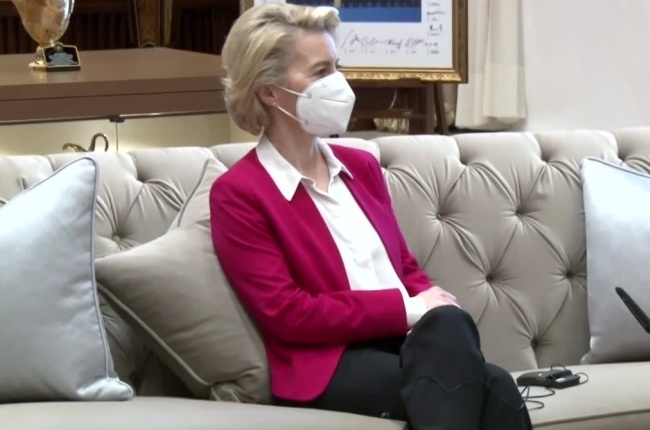 Ursula von der Leyen siedzi na sofie podczas dyplomatycznego spotkania w Ankarze. Fot. x-news.