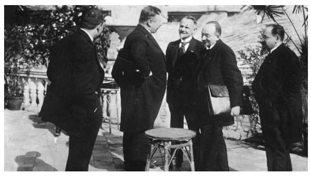 Podpisanie układu w Rapallo. kanclerz Rzeszy Joseph Wirth, Walther Rathenau oraz delegacja sowiecka: Leonid Krasin, Gieorgij Cziczerin oraz Adolf Joffe.