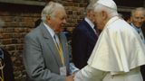 Henryk Mandelbaum 2006 przed ścianą śmierci z Papieżem Benedyktem XVI