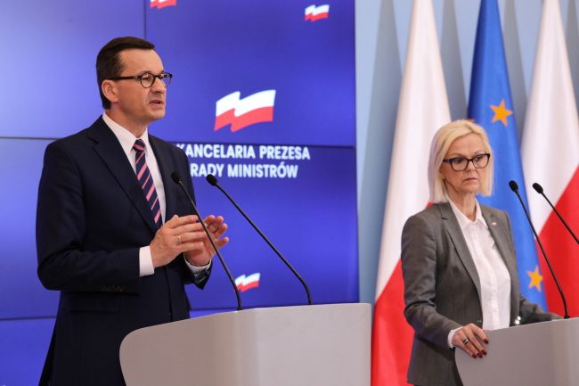 Premier Mateusz Morawiecki i minister rodziny, pracy i polityki społecznej Bożena Borys-Szopa