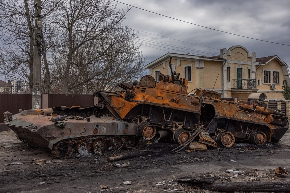 Zniszczony rosyjski sprzęt wojenny w Buczy na Ukrainie. Fot. PAP/EPA/ROMAN PILIPEY