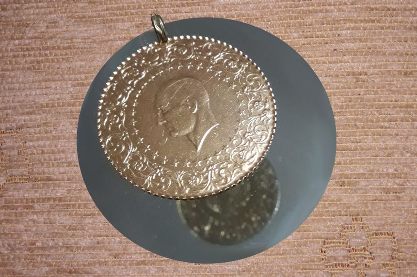 Złota moneta, w Turcji wybijana z wizerunkiem Atatürka po jednej stronie, po drugiej widnieje napis w dawnym alfabecie osmańskim "23 kwiecień 1336" - data założenia Republiki Turcji według dawnego kalendarza, Beata Siewierska Uluad