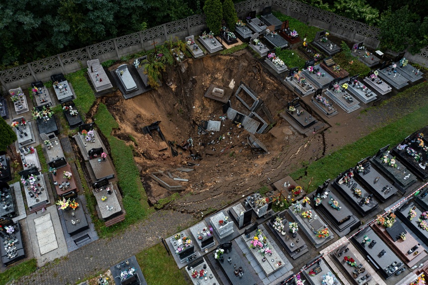 Na cmentarzu w Trzebini pojawiło się ogromne zapadlisko, które uszkodziło 40 grobów. (fot. PAP)