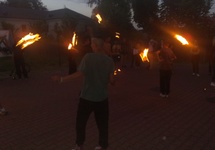 B. żongluje ogniem
