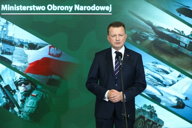 Wicepremier, minister obrony narodowej Mariusz Błaszczak podczas spotkania z mediami, fot. PAP/Rafał Guz