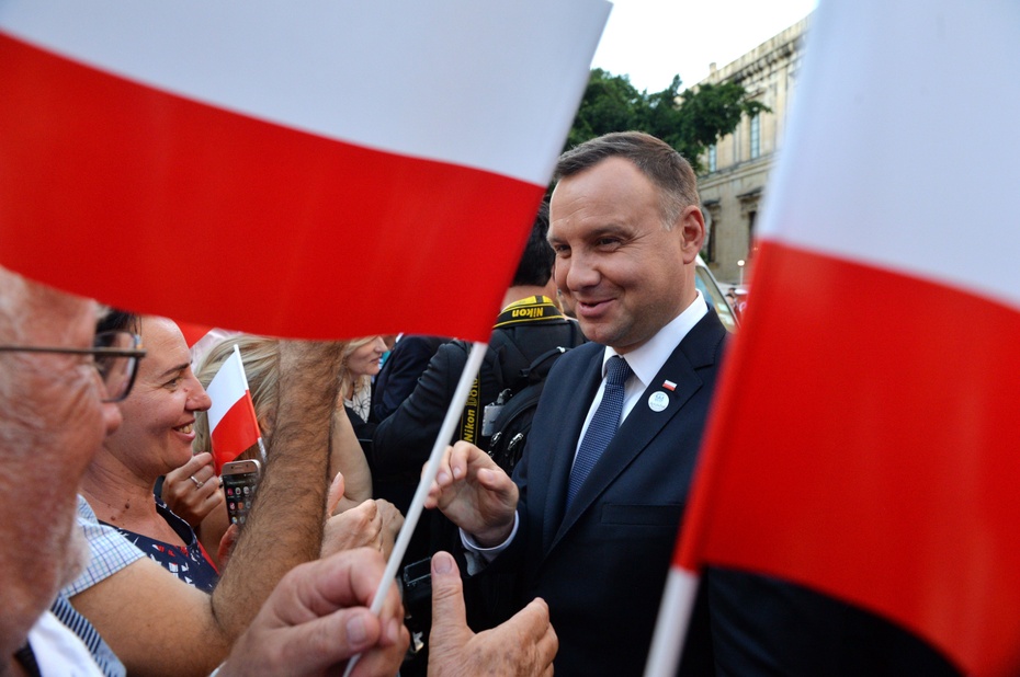 Andrzej Duda wita się z Polakami, mieszkającymi w stolicy Malty. Fot. PAP