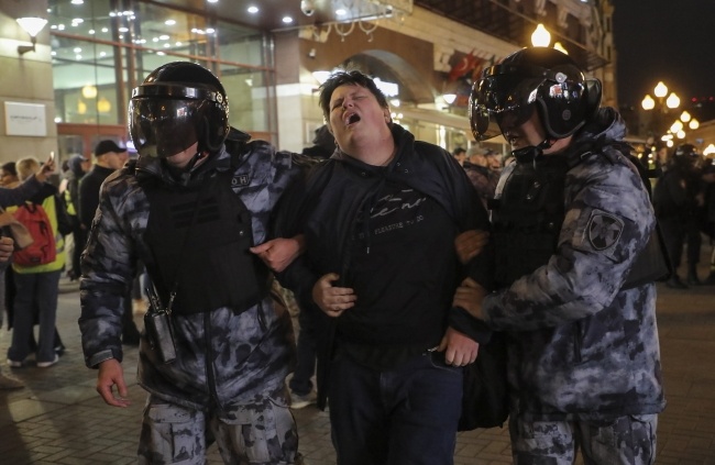 Rosyjscy policjanci zatrzymują w centrum Moskwy uczestnika protestu przeciwko mobilizacji w związku z konfliktem na Ukrainie, Fot. PAP/EPA/MAXIM SHIPENKOV