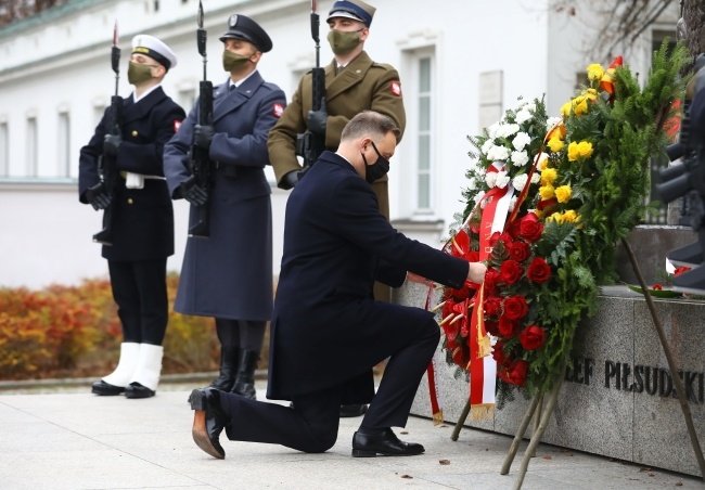 Prezydent RP Andrzej Duda składa wieniec przed pomnikiem marszałka Józefa Piłsudskiego przy ulicy Belwederskiej w Warszawie, fot. PAP/Rafał Guz