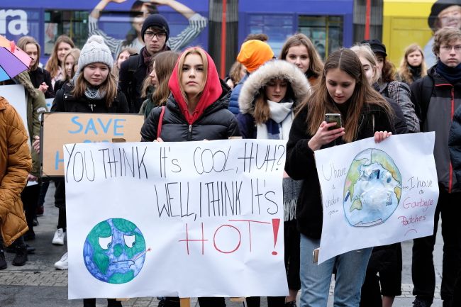 Młodzieżowy Strajk Klimatyczny na ulicach Katowic. Fot. PAP/Andrzej Grygiel