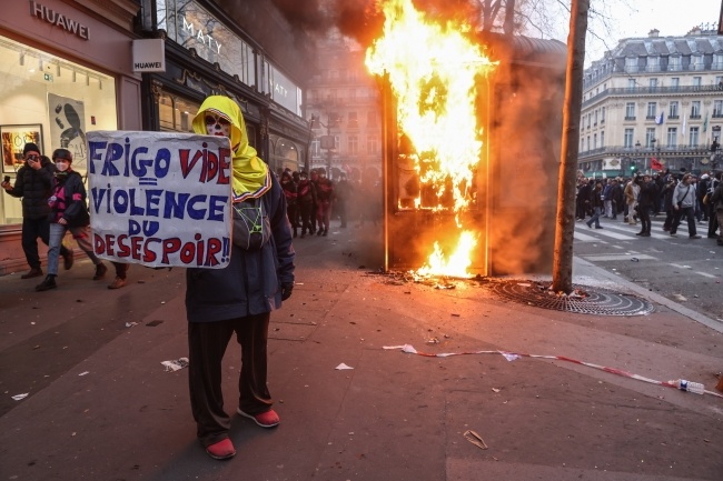 Protest na ulicach Paryża, fot. PAP/EPA/MOHAMMED BADRA