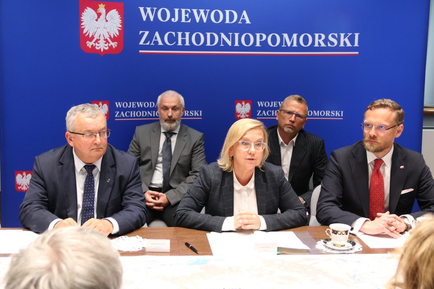 Przedstawiciele polskich władz na spotkaniu ws. zanieczyszczenia Odry. Fot. Twitter/Ministerstwo Infrastruktury