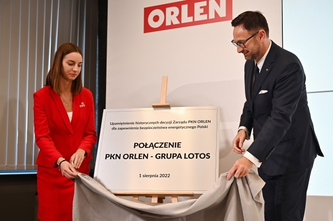 Prezes PKN Orlen Daniel Obajtek (P) podczas konferencji prasowej w Gdańsku, fot. PAP/Marcin Gadomski