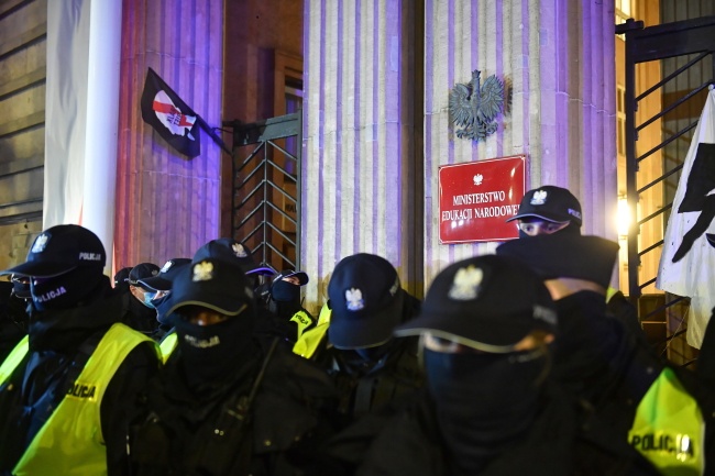 Akcja policji wobec demonstrantów przed bramą wjazdową Ministerstwa Edukacji Narodowej w Warszawie. Fot. PAP/Radek Pietruszka