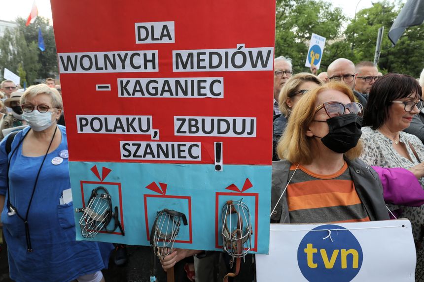Wiec w obronie TVN, Warszawa. Fot. PAP/Paweł Supernak