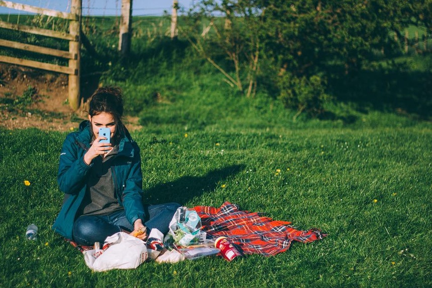 Piknik na trawie z pewnością będzie tańszy niż obiad w restauracji, fot. Pixabay