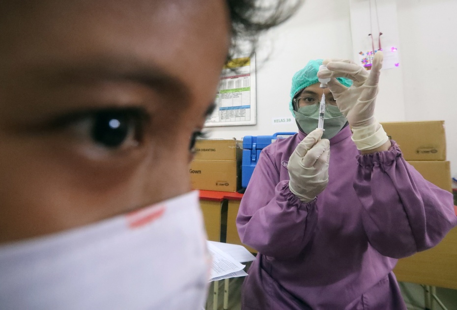 "Wyzwaniem pozostaje dostarczenie szczepionek we właściwe miejsca". Fot. PAP/EPA/Bagus Indahono