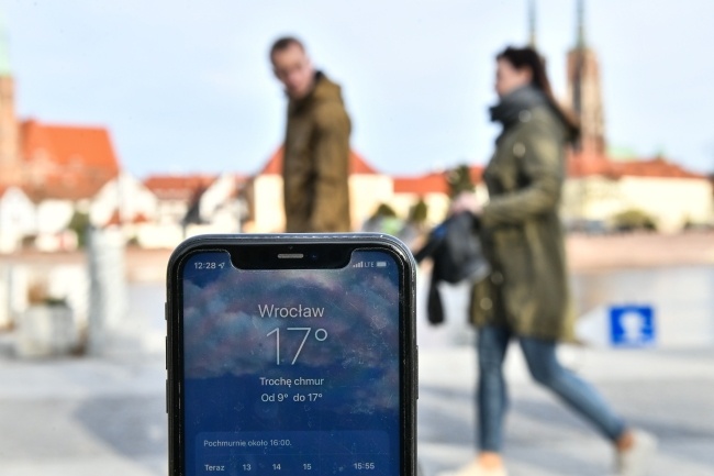 Telefon wskazuje temperaturę 17 st. C. we Wrocławiu. Fot. PAP/Maciej Kulczyński