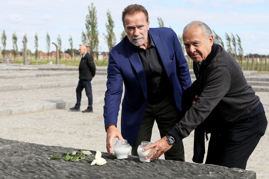 Arnold Schwarzenegger i przewodniczący fundacji prowadzącej Muzeum Żydowskie w Oświęcimiu Simon Bergson podczas wizyty w Auschwitz. (fot. PAP)