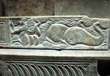 Fragment rzymskiego sarkofagu św. Marceli. Ornamenty świadczę, że został zaadoptowany dla pochówku Chrześcijańskiego. Zdjęcię: Alpejski