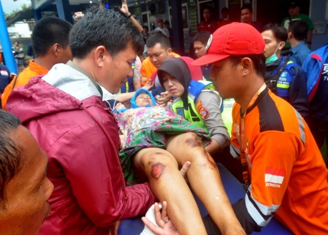 Blisko 800 osób zostało rannych w wyniku tsunami w Indonezji, fot. PAP/EPA/TUBAGUS
