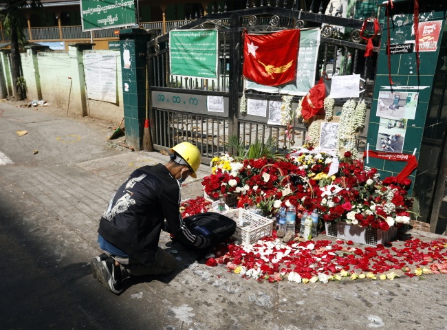 Kwiaty pod pomnikiem 23-letniego protestującego, który zginął podczas tłumienia protestów. Fot. PAP