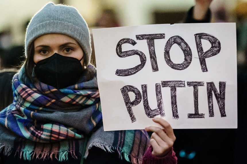 Antyrosyjskie i antyputinowskie protesty odbywają się na całym świecie. Fot. PAP/EPA/CLEMENS BILAN