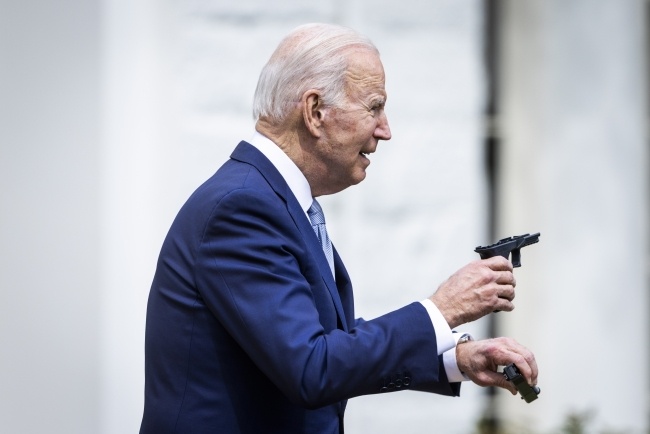 Joe Biden chce się rozprawić z tzw. bronią widmo. Fot.  	PAP/EPA/JIM LO SCALZO