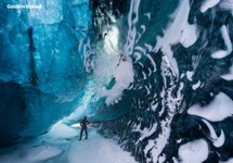 Jaskinia w lodowcu Vatnajökull © Guide to Iceland