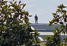 Snajper na dachu pobliskiego hotelu, fot. K. Radwańska