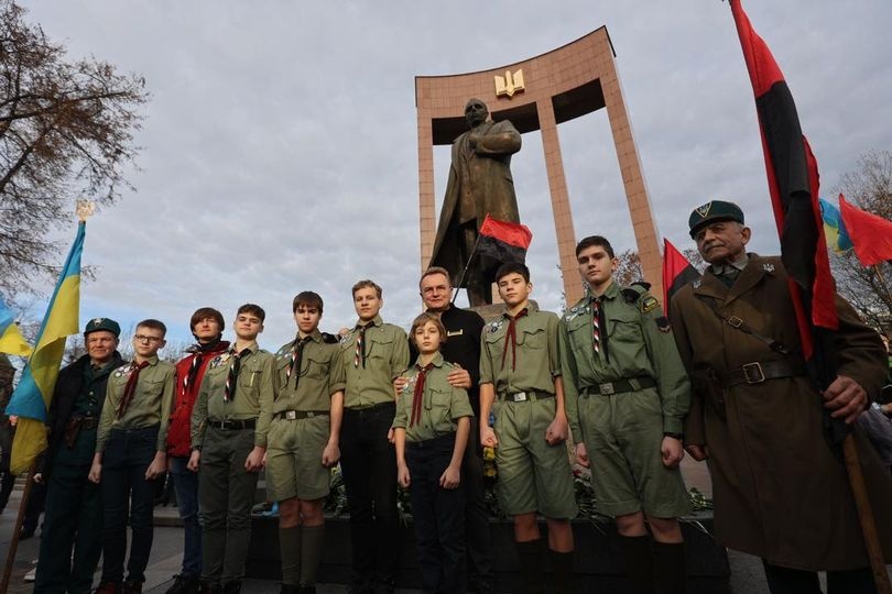 Mer Lwowa z młodzieżą pod pomnikiem Bandery. Fot. Facebook/Andrij Sadowy