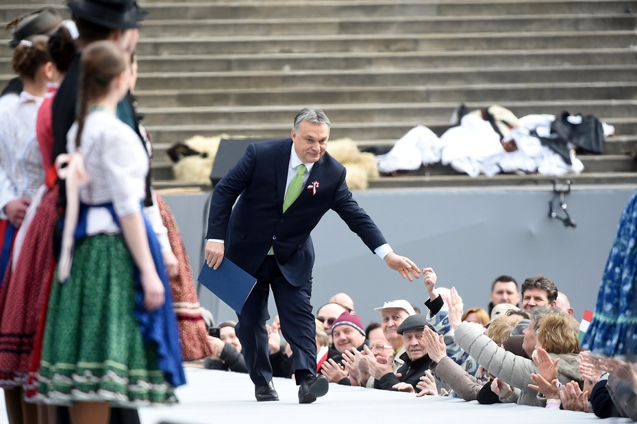 Premier Viktor Orban wita się z uczestnikami święta narodowego w Budapeszcie, fot. PAP/EPA/TAMAS KOVACS