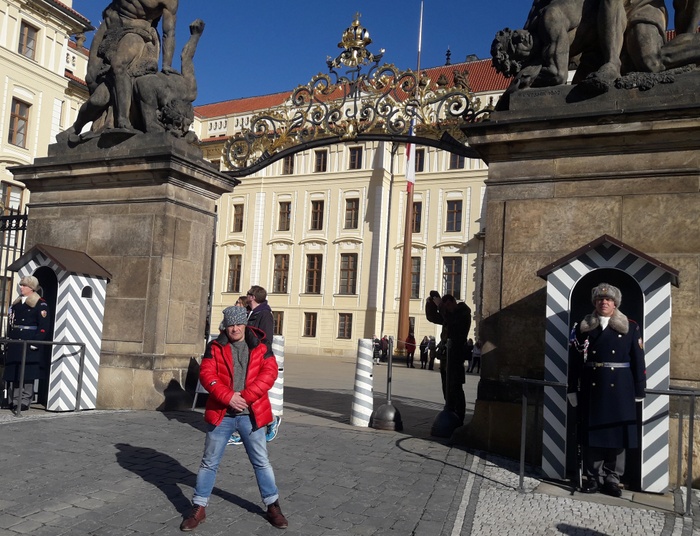 GŁUPSI  OD  SZWEJKA