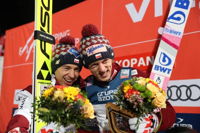 Kamil Stoch i Dawid Kubacki na podium w Zakopanem. fot. PAP