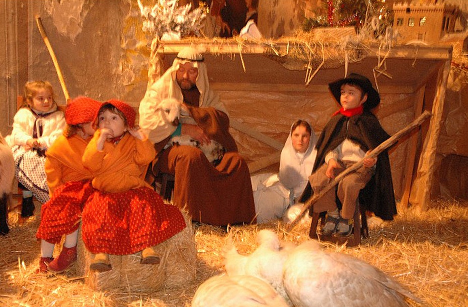 Dzieciaki w Szopce Bożonarodzeniowej typowej dla francuskiej tradycji. Zdjęcie: A.W