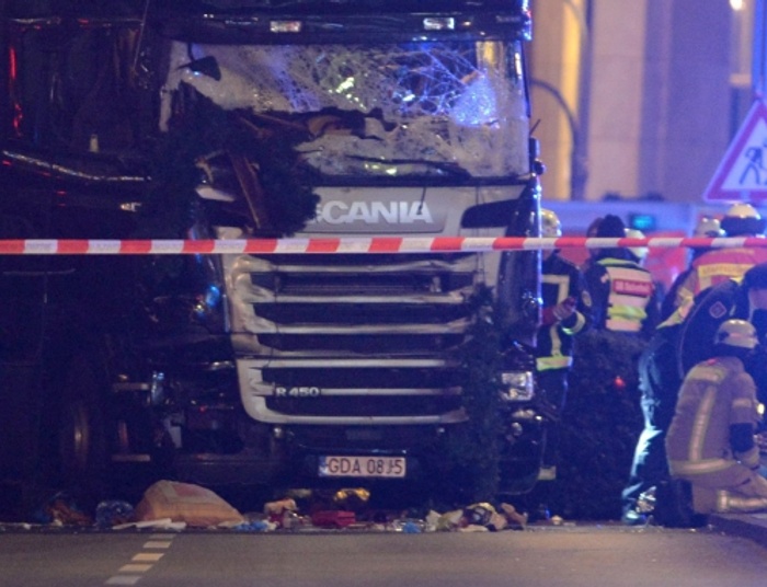Zamach w Berlinie. Ciężarówka na polskich blachach wjechała w tłum